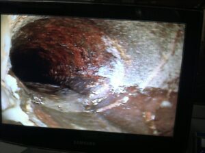 Camera observing cracks inside the pipe