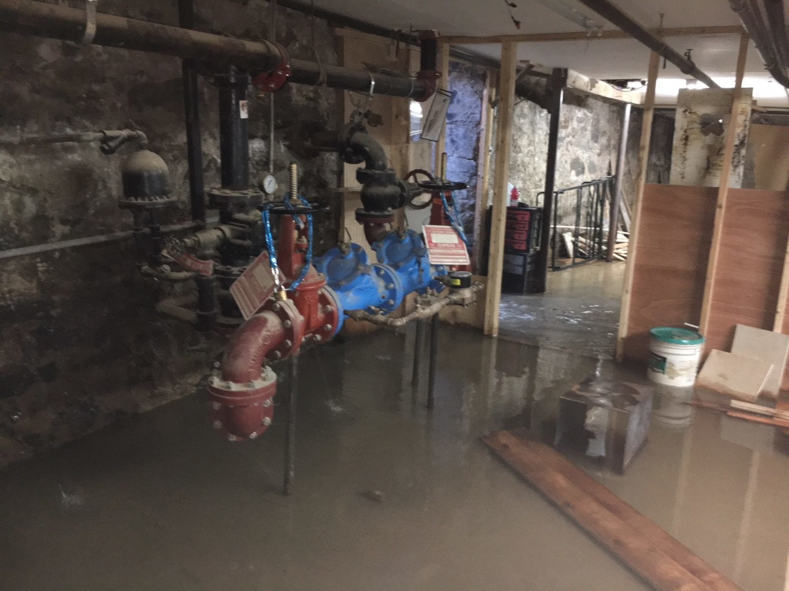 Fixing a Water Main Leak Flooding Basement - harriswatermain, image size:1600x1200