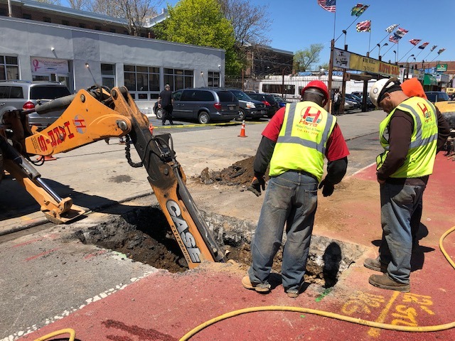 water-main-repair-by-construction-crew